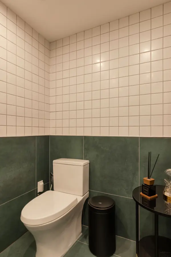 화이트와 딥그린 투톤 타일의 모던 화장실